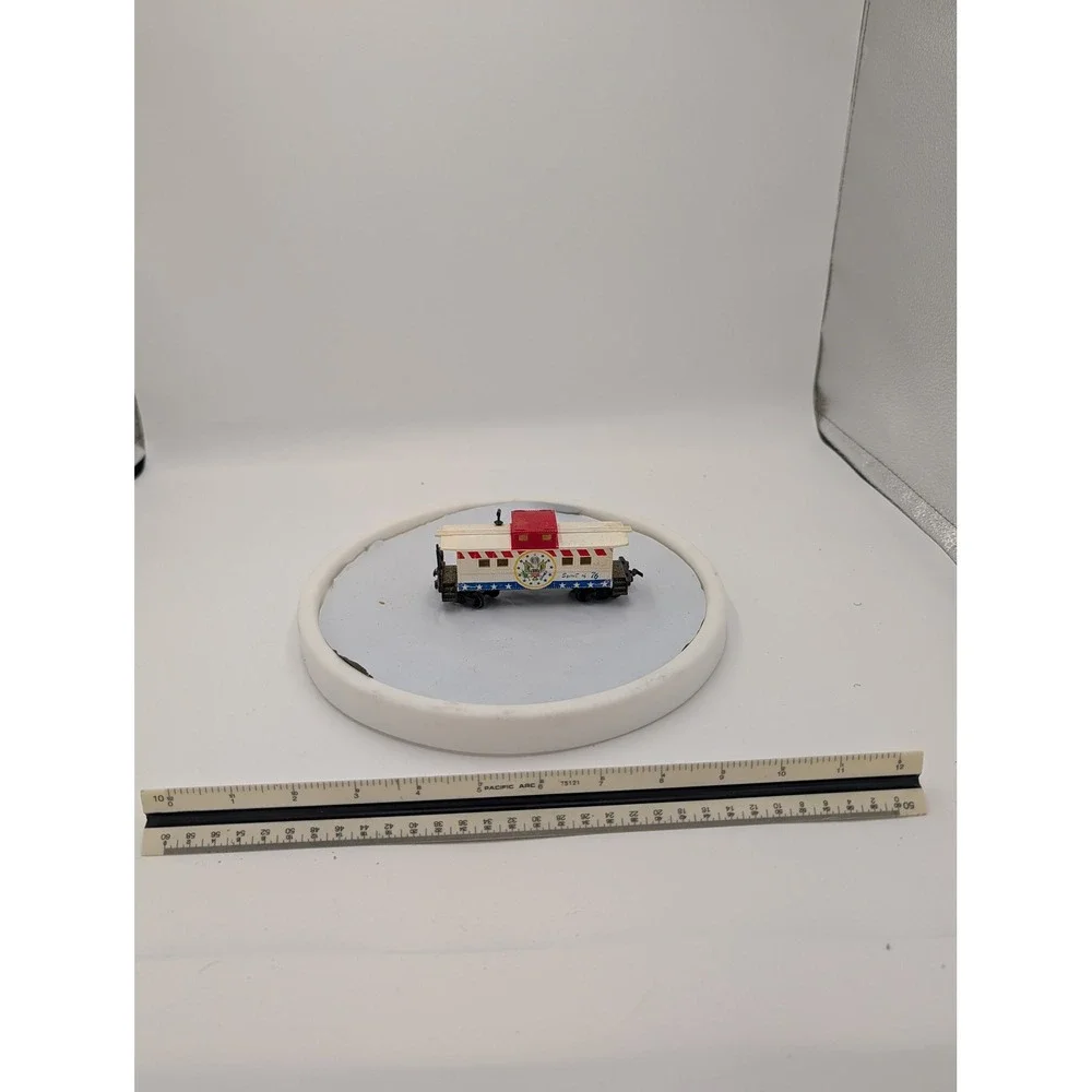 HO Scale Spirit of 76 Bicentennial Caboose Model Train Car Red White Blue‎